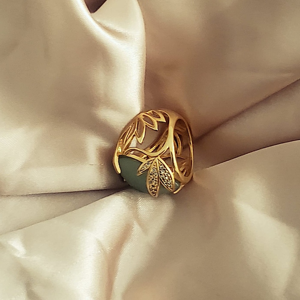 Green Aventurine Gemstone Ring w/ Vintage Olive Leaf Floral band in Gold.